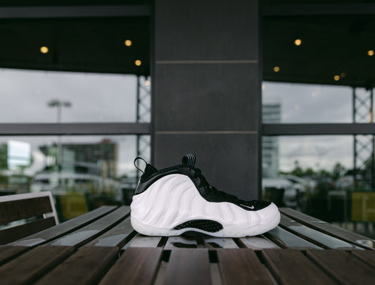 Nike 'Air Foamposite One' - White / Black